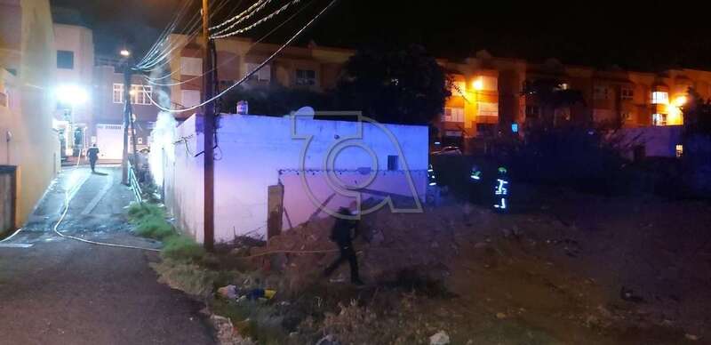 Bomberos en la casa abandonada/TA.